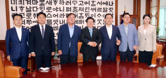 박성준(왼쪽부터) 더불어민주당 원내대변인, 김영진 원내총괄수석부대표, 김태년 원내대표, 박병석 국회의장, 주호영 미래통합당 원내대표, 김성원 원내수석부대표, 배현진 원내대변인이 28일 국회 의장실에서 원구성 협상을 위해 만나고 있다.   연합뉴스